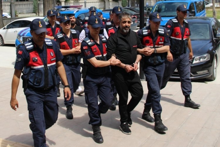 Uyuşturucu operasyonunda yakalandı, adliye girişinde kameralara g&uuml;l&uuml;msedi