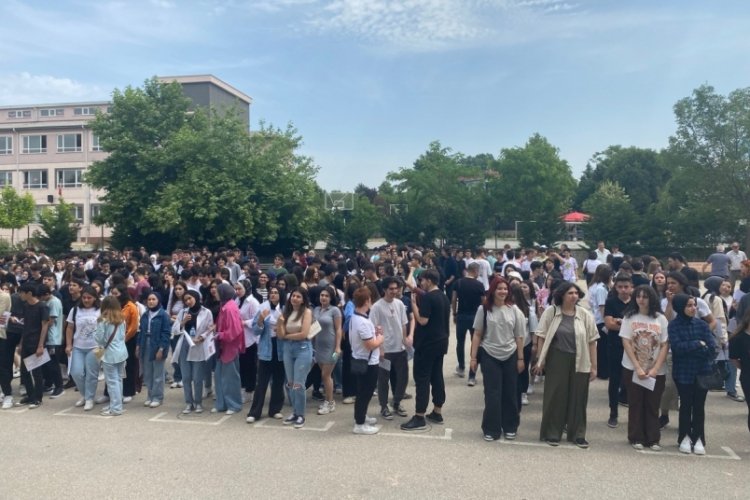 Bursa'da &ouml;ğrenciler karnelerini aldı!