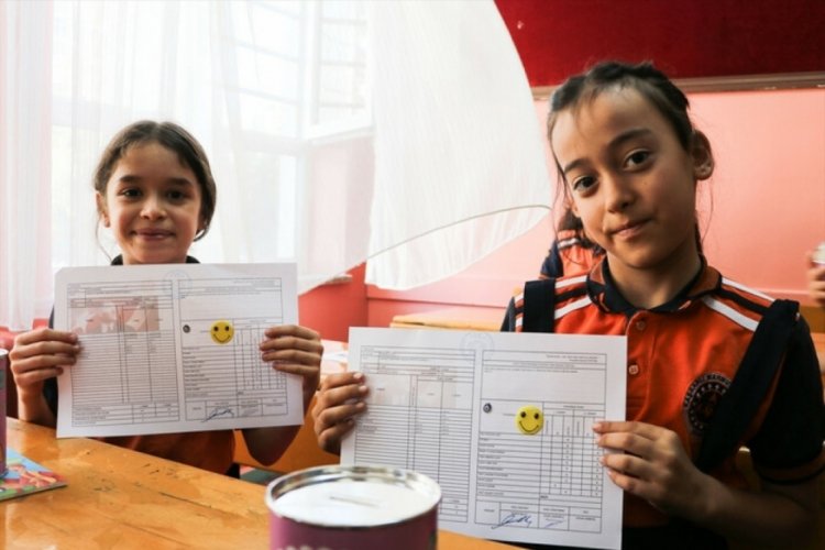 Depremin vurduğu illerde &ouml;ğrenciler karnelerini aldı
