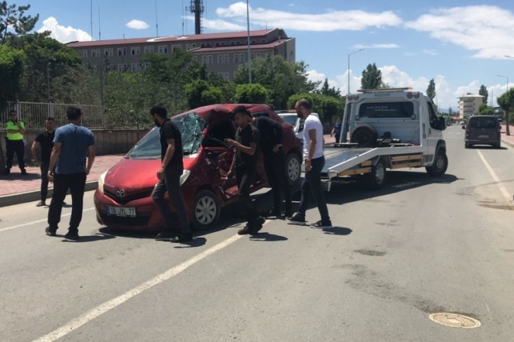 Iğdır'da &ouml;ğretmenlerin olduğu ara&ccedil; kaza yaptı: 3 yaralı