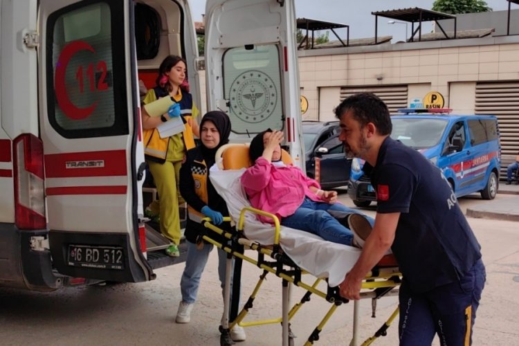 Bursa'da eşini bı&ccedil;akla yaralayan şahıs, kızının karne t&ouml;reninde yakalandı