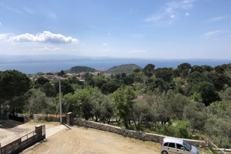 Balıkesir'de otomobil şarampole devrildi: 1 &ouml;l&uuml;, 4 yaralı