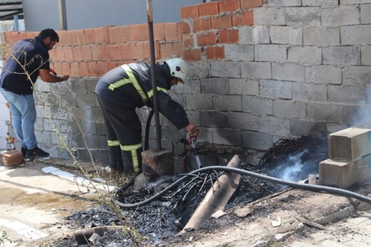 Mahalle sakinleri yangının b&uuml;y&uuml;mesinin &ouml;n&uuml;ne ge&ccedil;ti