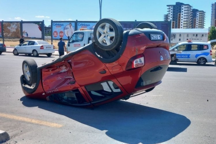 Diyarbakır'da &ccedil;arpışan 2 otomobilden 1'i takla atıp ters d&ouml;nd&uuml;