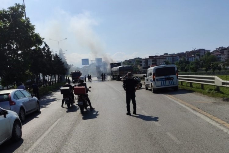 K&ouml;m&uuml;r y&uuml;kl&uuml; tırın motor b&ouml;l&uuml;m&uuml; yandı, faciadan d&ouml;n&uuml;ld&uuml;