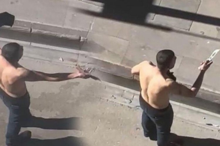 Elazığ'da elinde bı&ccedil;akla yarı &ccedil;ıplak caddeye &ccedil;ıkan şahıs ekipleri alarma ge&ccedil;ti!