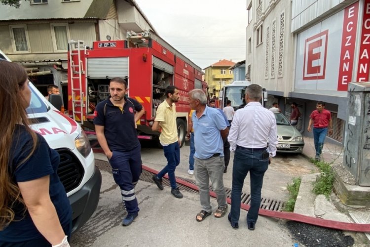 Kocaeli'de bir vatandaş evini ateşe verdi
