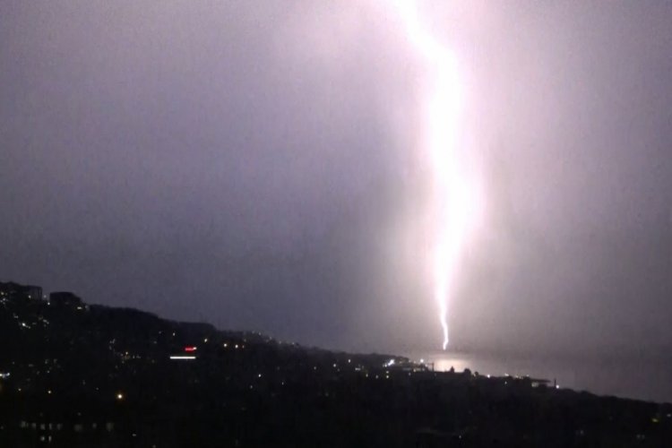 Bursa Mudanya'da şimşekler etkili oldu