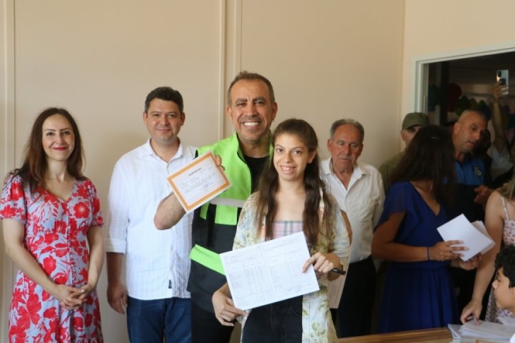 Depremzede &ccedil;ocuklar karnesini Haluk Levent'ten aldı