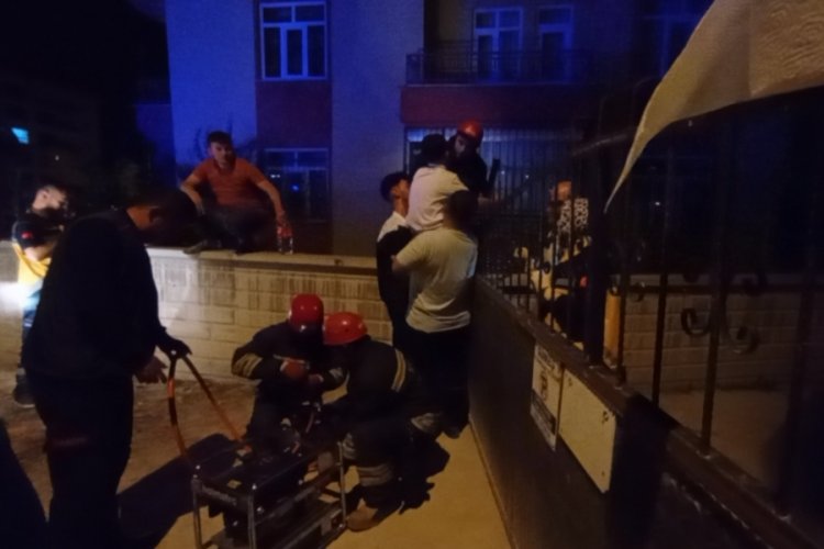Konya'da korkun&ccedil; dakikalar! Duvardan atlarken &ccedil;ocuğun bacağına korkuluk demiri saplandı