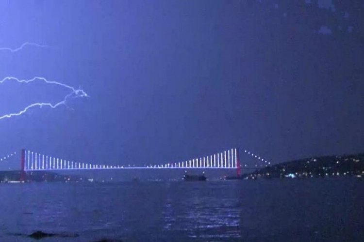 İstanbul'da şimşekler geceyi aydınlattı