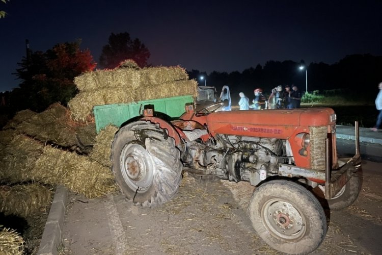 Kocaeli'de panelvanla trakt&ouml;r&uuml;n &ccedil;arpıştığı kazada 5 kişi yaralandı