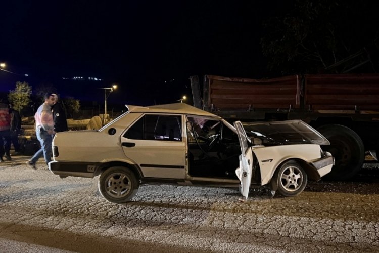 Sakarya'da otomobil, park halindeki kamyona ok gibi saplandı: 1 yaralı