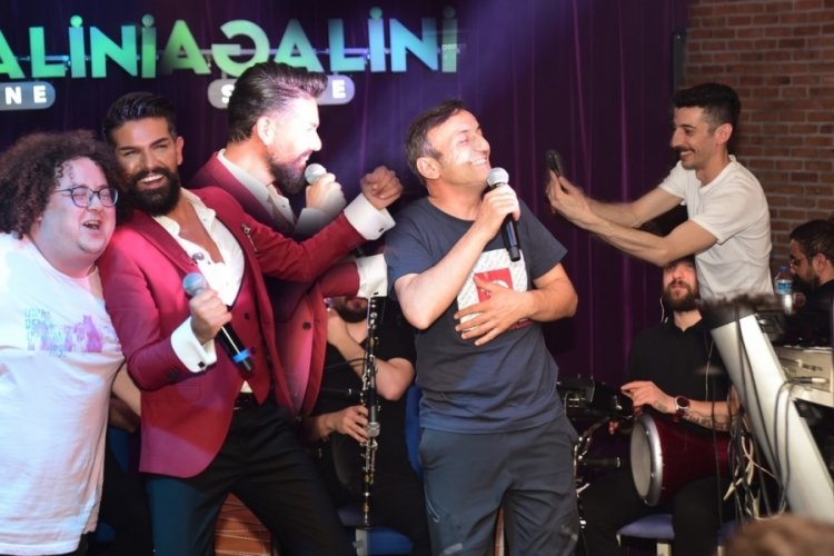 &Uuml;nl&uuml; oyuncular Bursa'da Mehmet &Ccedil;evik'in şarkılarıyla eğlendi