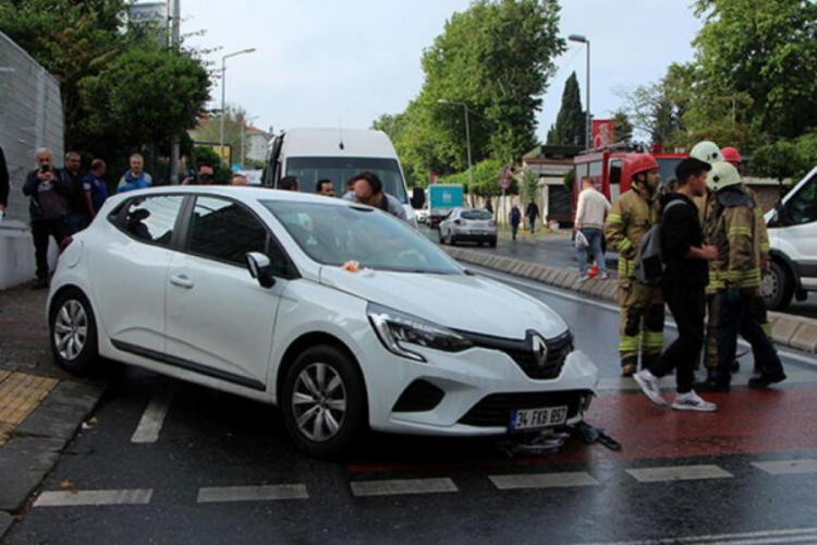 İstanbul'da servis minib&uuml;s&uuml; otomobile &ccedil;arptı!