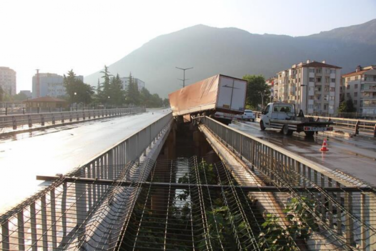 Amasya'da kontrolden &ccedil;ıkan TIR'ı korkuluklar kurtardı!