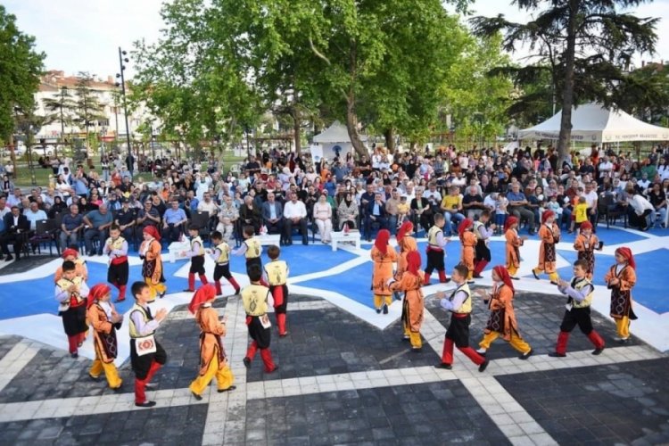 Bursa'da &ouml;ğrencilerin g&ouml;sterisi izleyenlerden tam not aldı