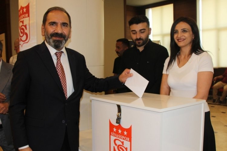 Sivasspor'da Mecnun Otyakmaz yeniden başkan se&ccedil;ildi