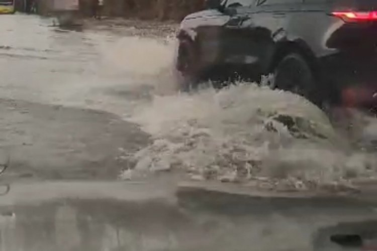 Bursa'da ağa&ccedil;lar devrildi, otoparklar şelaleye, yollar g&ouml;le d&ouml;nd&uuml;