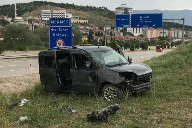 Karab&uuml;k'te trafik kazalarında 4 kişi yaralandı