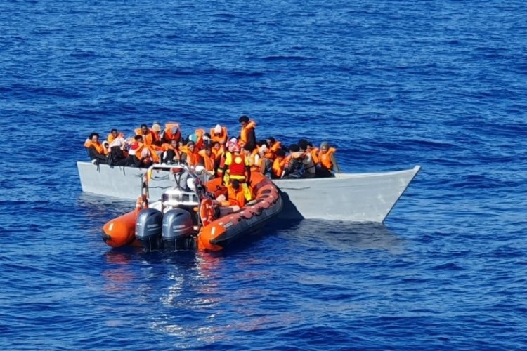 Akdeniz'de s&uuml;r&uuml;klenen teknedeki 117 g&ouml;&ccedil;men kurtarıldı