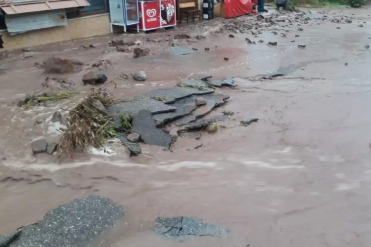 Sağanak yağış Orhangazi'de bir&ccedil;ok b&ouml;lgede afete d&ouml;n&uuml;şt&uuml;