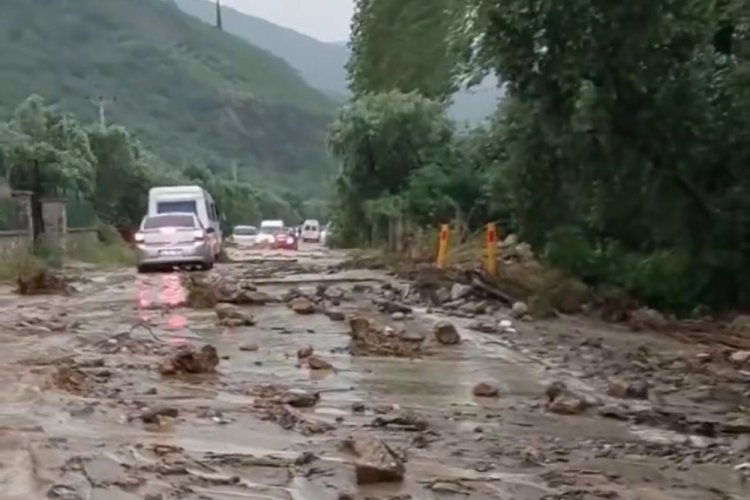 Sel suları İznik Bursa yolunu kapattı