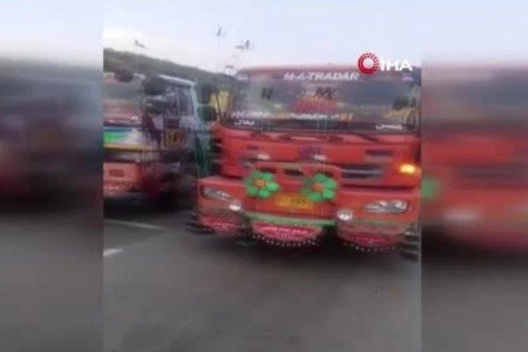 Pakistan'da otob&uuml;s kazası: 13 &ouml;l&uuml;
