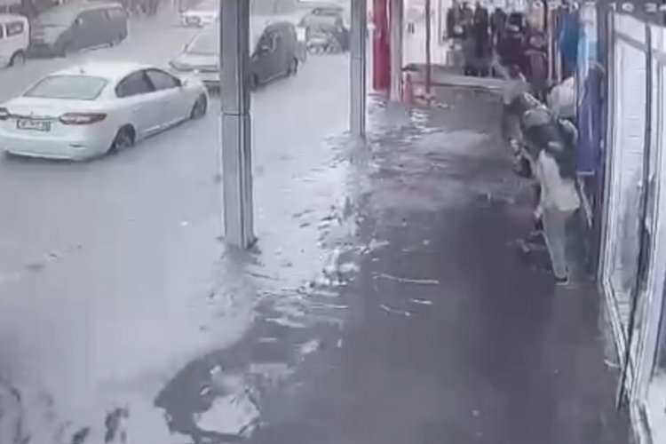 Bursa'da şiddetli yağmur esnafı zor durumda bıraktı