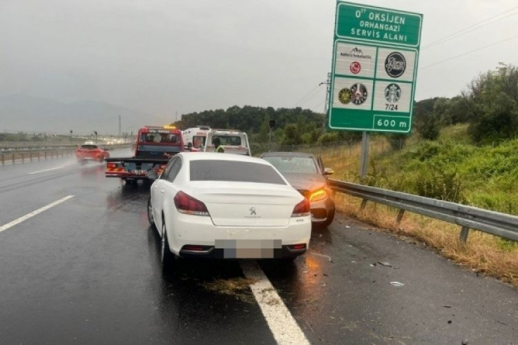 Bursa'da yağmur kaza getirdi! Otobanda ara&ccedil;lar birbirine girdi: 4 yaralı