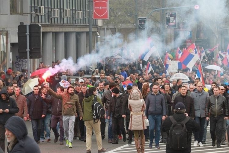 Sırbistan'da h&uuml;k&uuml;met karşıtı protesto d&uuml;zenlendi