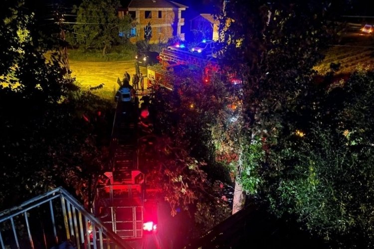 Tokat'ta yıldırım d&uuml;şen evin &ccedil;atısı yandı