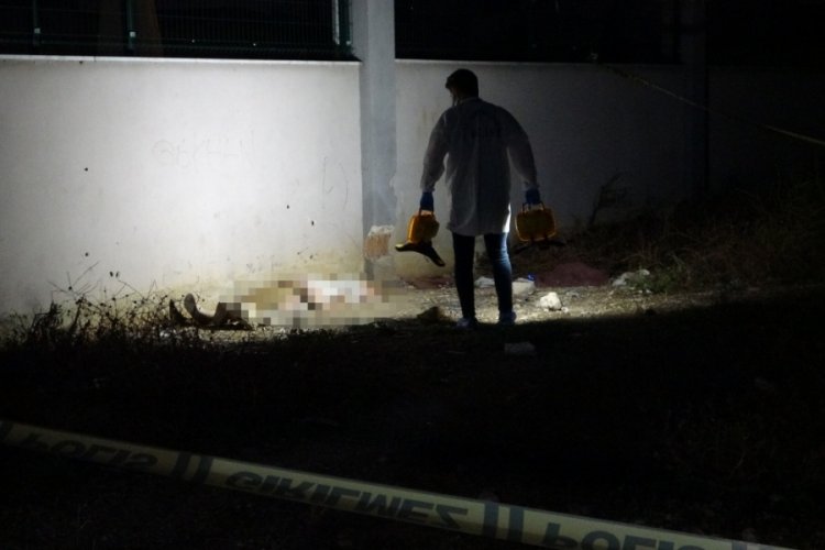 Antalya'da boş arazide 25 yaşındaki kadın &ouml;l&uuml; bulundu