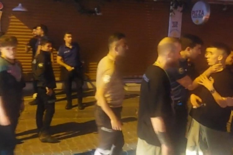 Eğlence mekanında &ccedil;alışan ve m&uuml;şteri arasında bı&ccedil;aklı kavga!