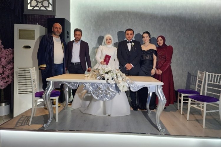 Belediye başkanı Bekir Aydın ge&ccedil; kaldığı nikahı ayağında &ccedil;izmeler ile kıydı