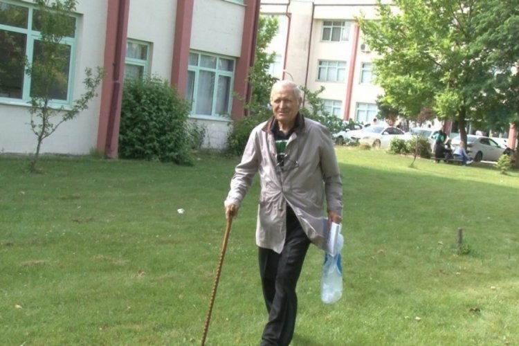 Elinde bastonuyla &uuml;niversite sınavına girdi