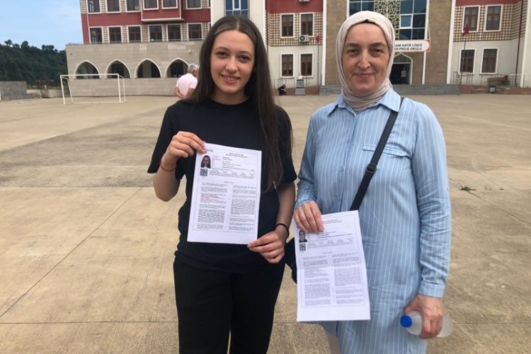 Anne kız aynı okulda sınava girdiler