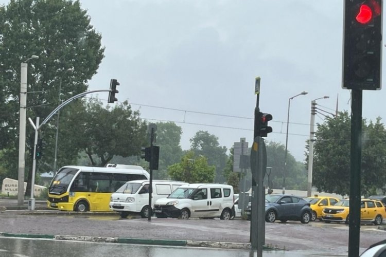 Bursa'da yağmurdan ka&ccedil;anlar AVM'ye koştu&nbsp;