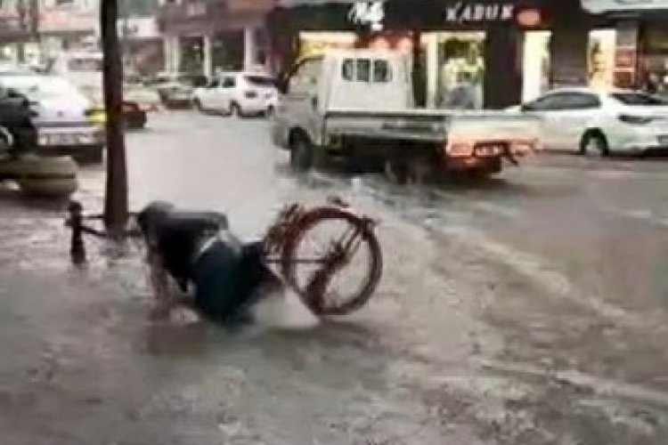 Bursa'da yağmurlu havada bisikletlinin hazin sonu kameraya yansıdı