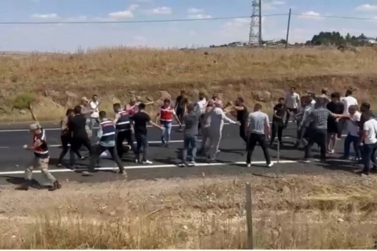 Şanlıurfa'da bı&ccedil;akla kendini yaralayıp yolu kapatan şahsa meydan dayağı!