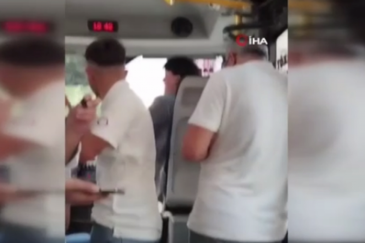 İstanbul'da minib&uuml;s şof&ouml;r&uuml; ile kadın yolcu arasında sigara kavgası &ccedil;ıktı!