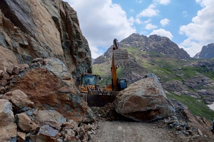 Hakkari'de yola d&uuml;şen dev kayalar temizlendi