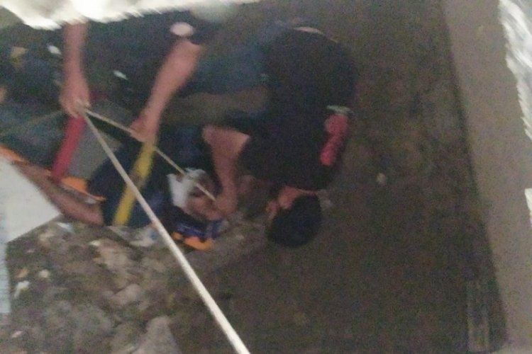 Hatay'da apartman boşluğuna d&uuml;şerek yaralandı