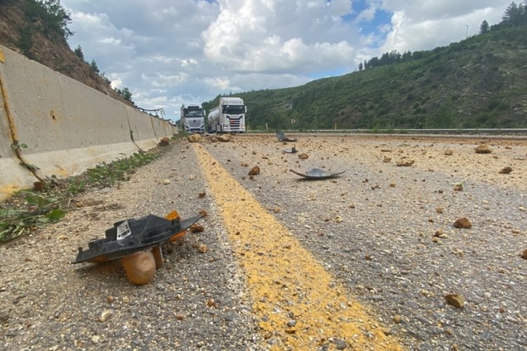 Kastamonu'da kayaya &ccedil;arpan tır pert oldu! S&uuml;r&uuml;c&uuml;n&uuml;n burnu bile kanamadı