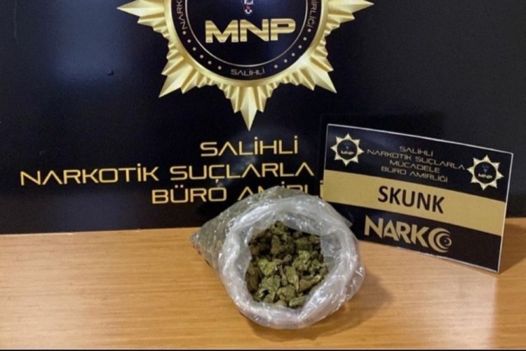 Manisa'da ş&uuml;pheli ara&ccedil;tan yarım kilo skunk &ccedil;ıktı! 2 tutuklu