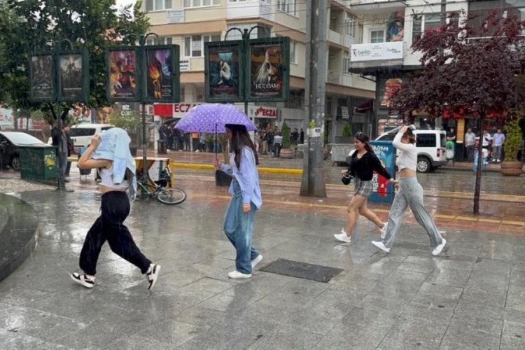 Eskişehir'de vatandaşlar yağmurdan nasıl ka&ccedil;acaklarını bilemedi