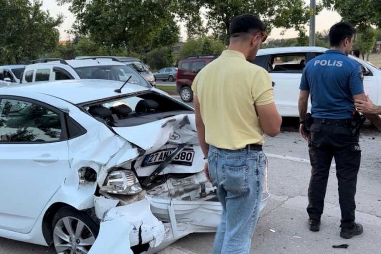 Gaziantep'te zincirleme kaza! 3'&uuml; &ccedil;ocuk 7 yaralı