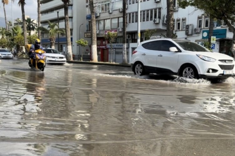 Hatay'da lodos sonrası deniz taştı!
