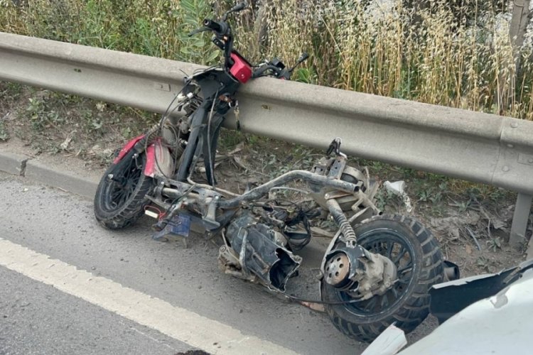 Kocaeli'de motosiklet bariyere &ccedil;arptı! 2 yaralı