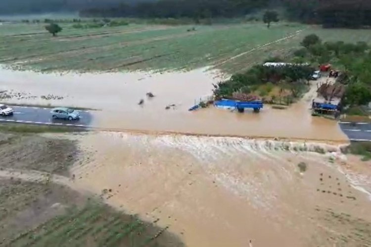 Edirne'de tarım arazileri ve yolar su altında kaldı!